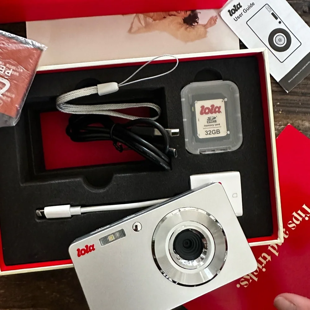 Lola Compact White Digital Camera Bundle